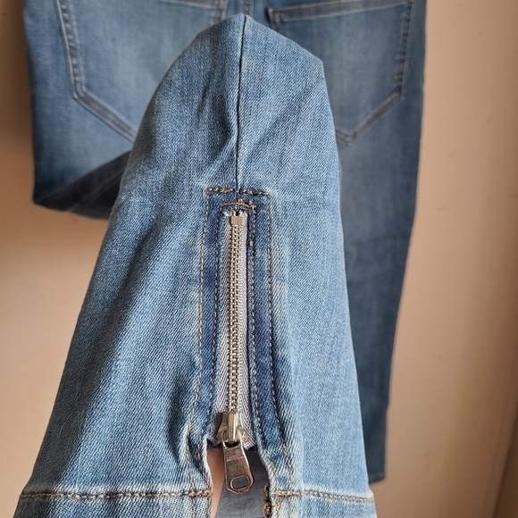 12 - In Every Story | Straight-Leg Denim Capri with Zip - Picture 6 of 8